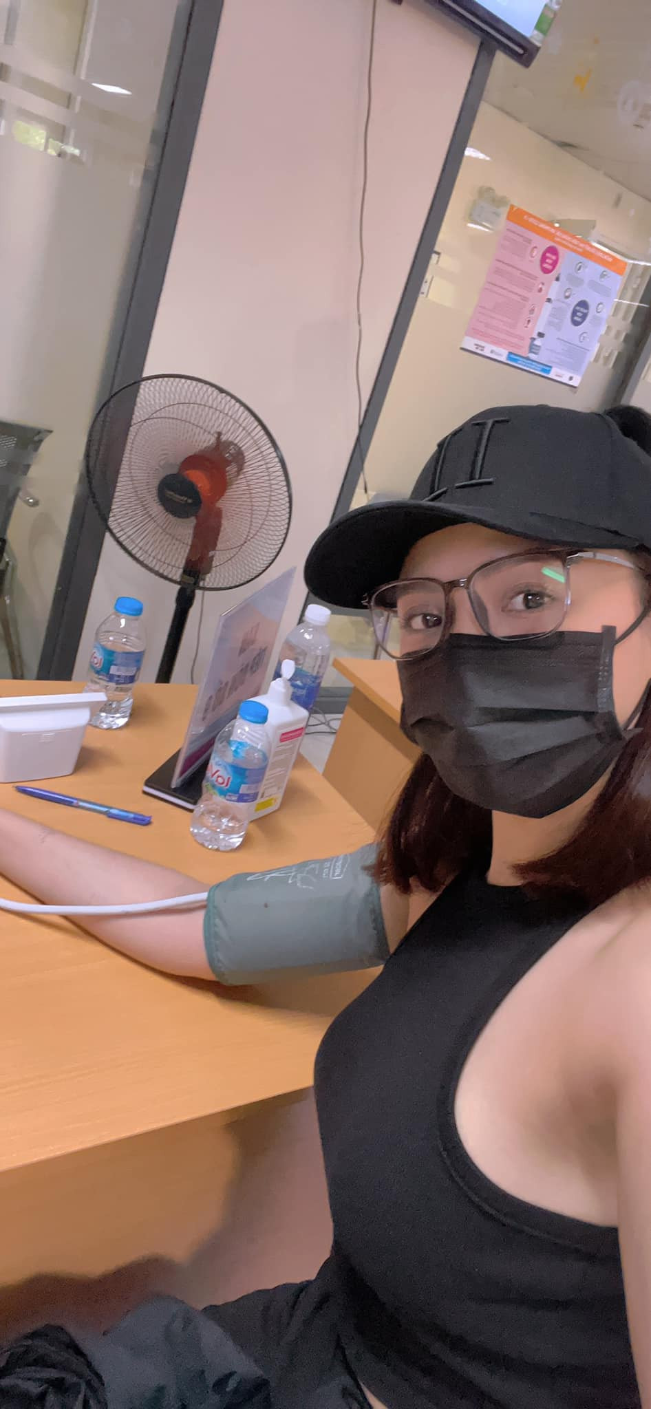 Trên trang cá nhân, diễn viên Thu Quỳnh đăng tải ảnh và clip ghi lại khoảnh khắc đi tiêm vắc xin phòng COVID-19.