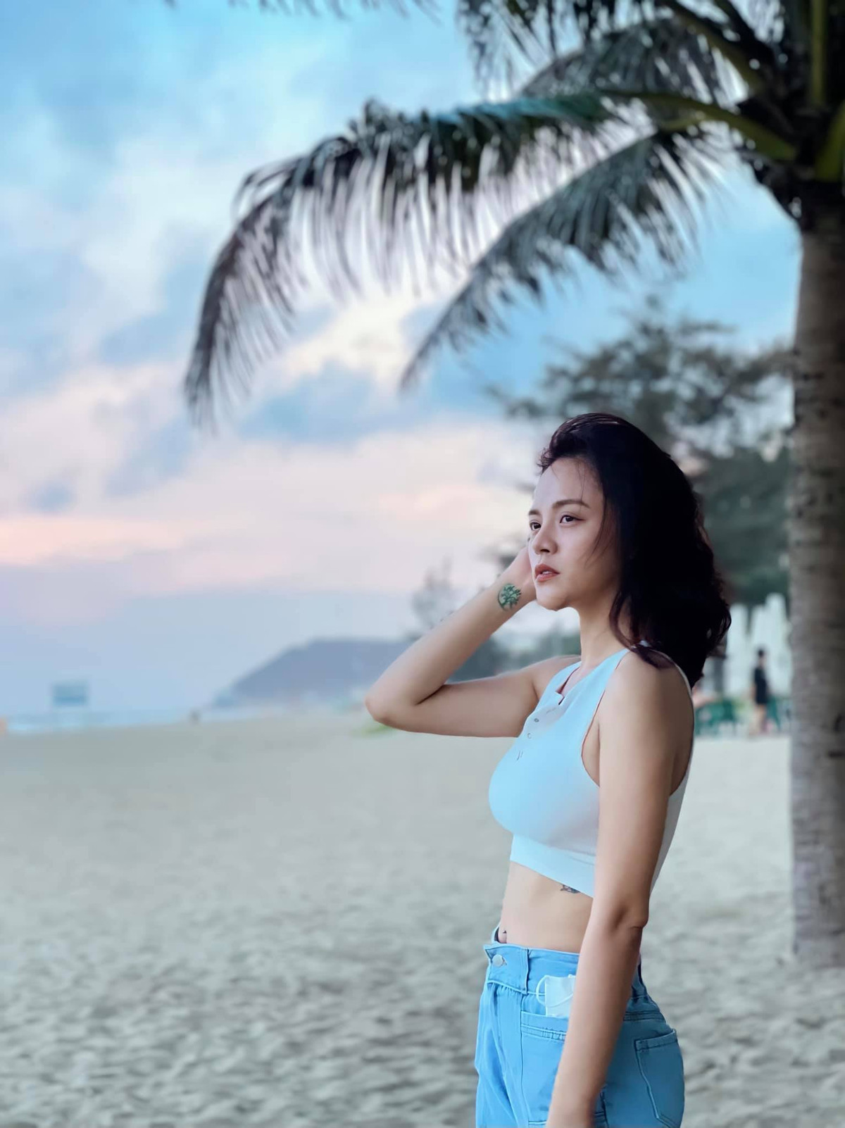  Thu Quỳnh đi tiêm vắc xin COVID-19 nhận được nhiều sự quan tâm của người hâm mộ. Được fan và bạn bè khuyên giữ gìn sức khỏe, nữ diễn viên chia sẻ đêm qua về sốt 38 độ và hôm nay chỉ còn hơn 37 độ.