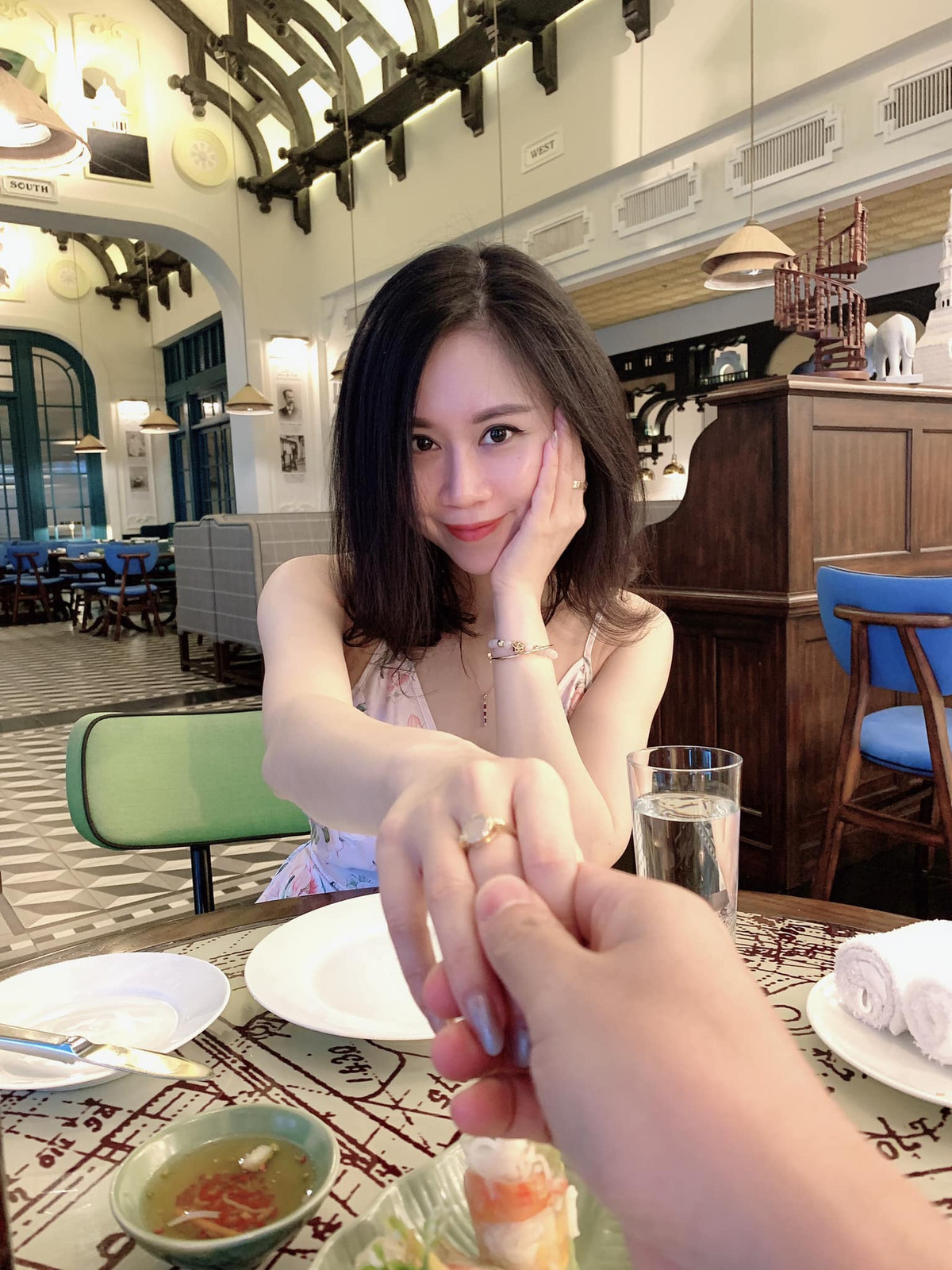 So với thời gian đầu khá kín tiếng trong cuộc hôn nhân, nam MC hiện cởi mở hơn rất nhiều. Anh thường khoe ảnh vợ con lên trang cá nhân.