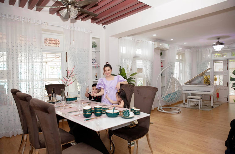 Cô sở hữu một căn biệt thự bên Mỹ và một biệt thự rộng tới 1.400m2 ở quận 2, TP.HCM.