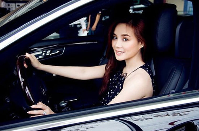 Vy Oanh là chủ nhân của chiếc Mercedes S500 Blue Efficiency trị giá hơn 7 tỷ đồng.