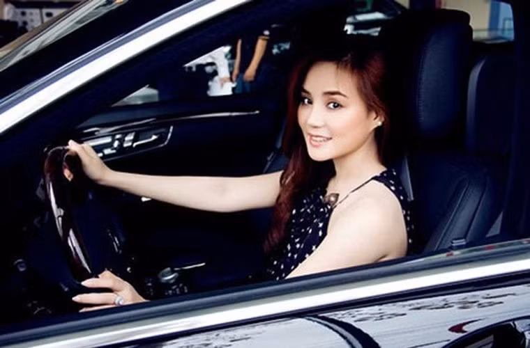 Vy Oanh là chủ nhân của chiếc Mercedes S500 Blue Efficiency trị giá hơn 7 tỷ đồng.