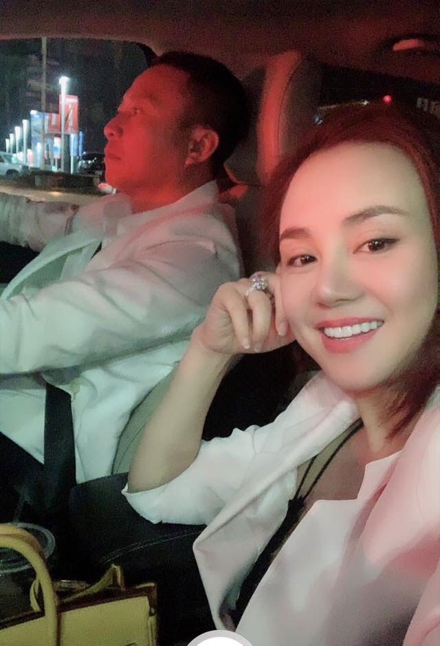 Ngoài ra, cô còn sở hữu nhiều món đồ hàng hiệu từ quần áo, túi xách và đặc biệt là chiếc nhẫn kim cương trị giá ước tính khoảng 22 tỷ đồng.