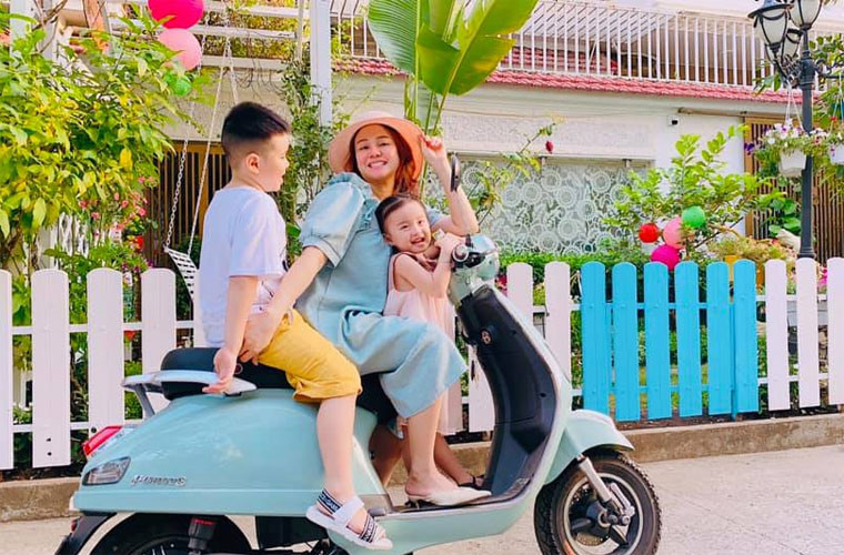 Vy Oanh đang mang bầu con thứ ba. Trước đó, hai vợ chồng cô đã có một con trai 6 tuổi và 1 con gái 3 tuổi.