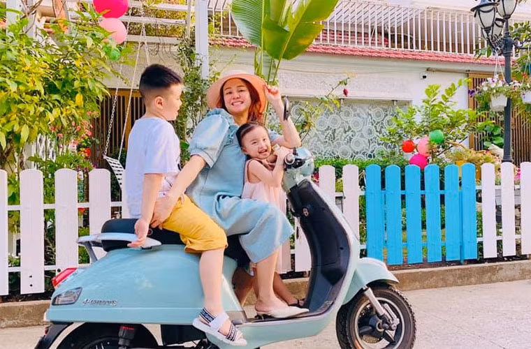 Vy Oanh đang mang bầu con thứ ba. Trước đó, hai vợ chồng cô đã có một con trai 6 tuổi và 1 con gái 3 tuổi.