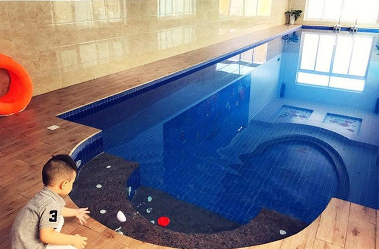 Căn biệt thự tại TP.HCM nơi vợ chồng Vy Oanh đang sinh sống có 3 phòng ngủ, căn bếp rộng rãi tiện nghi, bể bơi, khu vui chơi dành riêng cho các con…