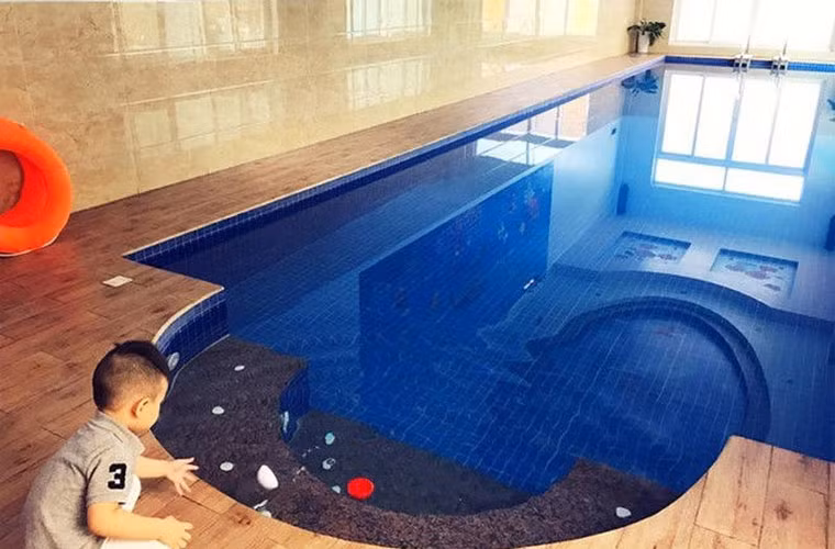 Căn biệt thự tại TP.HCM nơi vợ chồng Vy Oanh đang sinh sống có 3 phòng ngủ, căn bếp rộng rãi tiện nghi, bể bơi, khu vui chơi dành riêng cho các con…