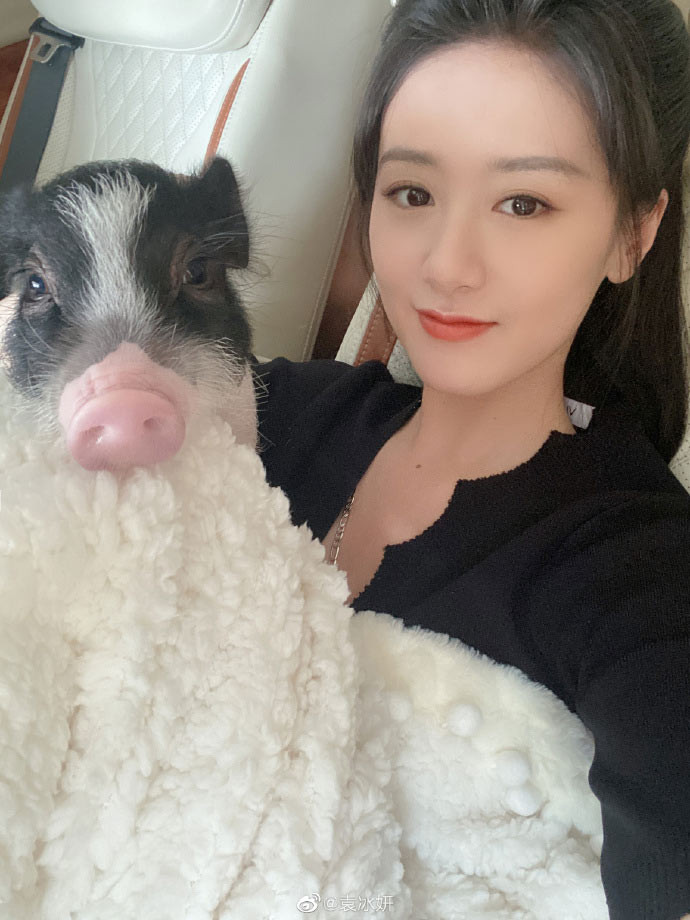 Cô rất thích tạo dáng với thú cưng rồi khoe ảnh trên mạng xã hội.