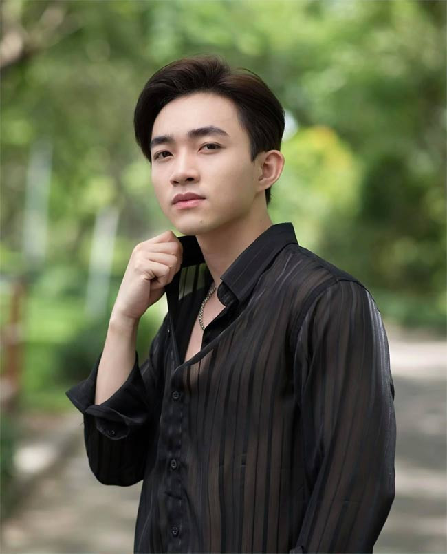 Sau khi giành giải quán quân Thần tượng Bolero 2016, Trung Quang đầu quân về công ty giải trí của Đan Trường.