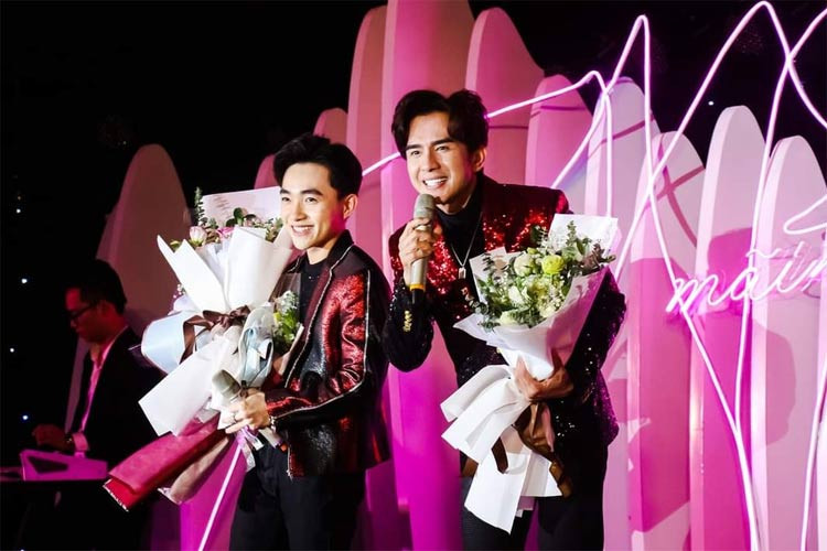 Mối quan hệ thầy trò giữa Đan Trường và Trung Quang rất khăng khít, đi đâu cũng có nhau, đặc biệt là cả hai rất hay mặc áo đôi.