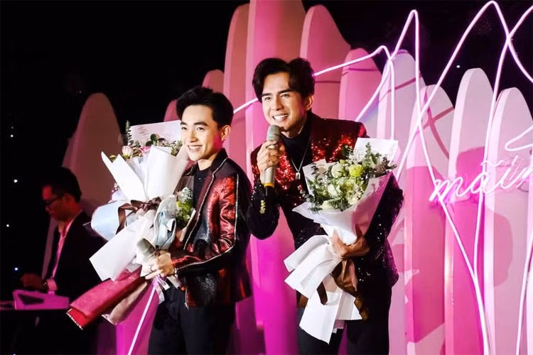 Mối quan hệ thầy trò giữa Đan Trường và Trung Quang rất khăng khít, đi đâu cũng có nhau, đặc biệt là cả hai rất hay mặc áo đôi.