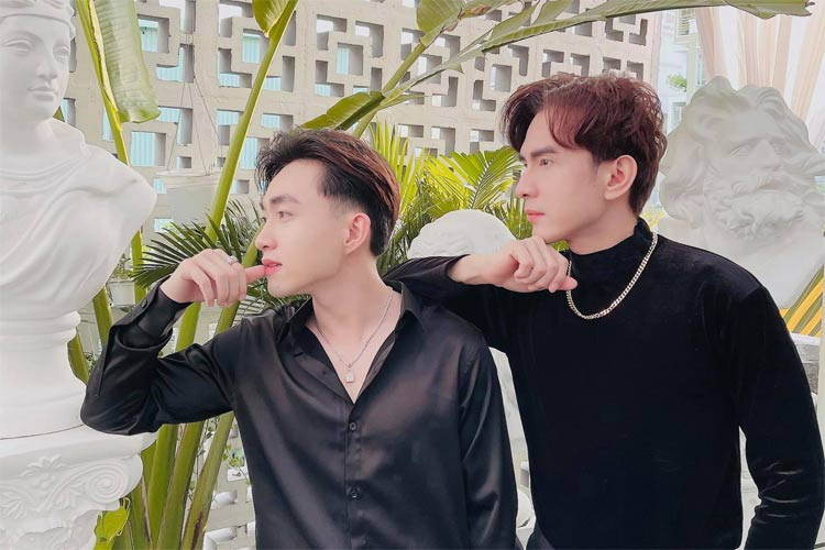 "Anh Đan Trường là người thầy quan trọng nhất của tôi. Anh giúp đỡ tôi nhiều và thực sự phải biết ơn thầy. Anh cho tôi được sống với đam mê của mình, trao cho học trò nhiều cơ hội", Trung Quang tâm sự về người thầy của mình.