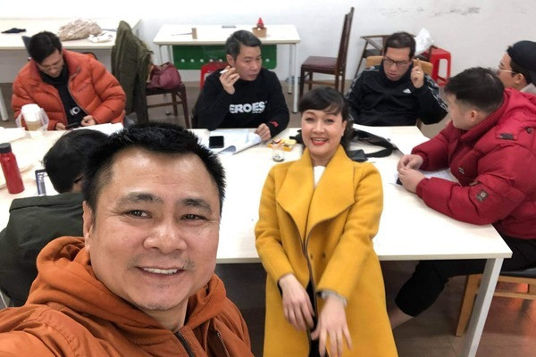 Bức ảnh "tự sướng" của nghệ sĩ Tự Long có mặt đạo diễn Khải Anh.