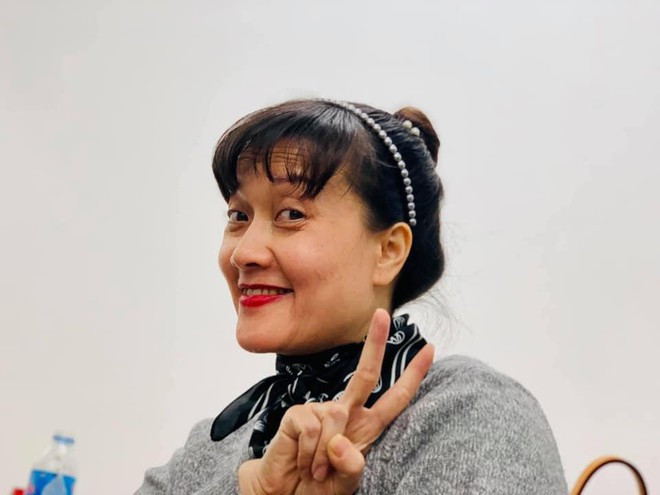 "Táo bà" Vân Dung luôn nở nụ cười tươi ở hậu trường.