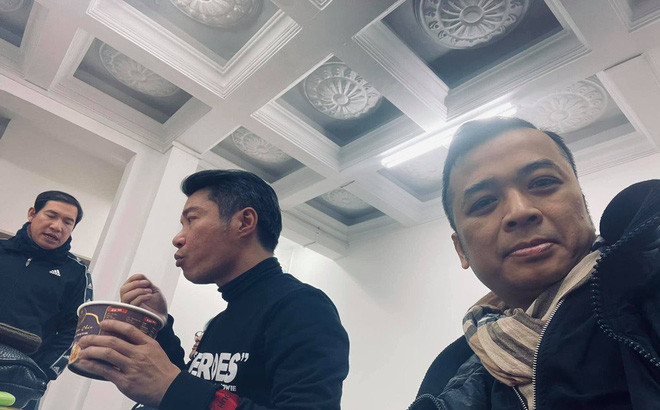 Nhạc sĩ Tiến Minh chia sẻ ảnh chụp "cô Đẩu" Công Lý đang ăn mì chống đói trong buổi tập đêm.