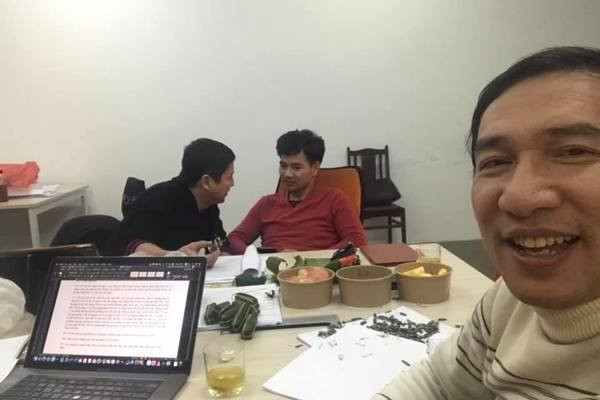 Nghệ sĩ Chí Trung xuất hiện trong buổi tập ngày 11/1 cùng ê kíp.