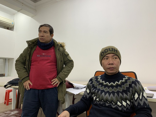 Phải làm việc tới tối muộn giữa cái lạnh cắt da cắt thịt nên các nghệ sĩ cũng phải trang bị khăn, mũ, áo ấm để bảo vệ sức khỏe.