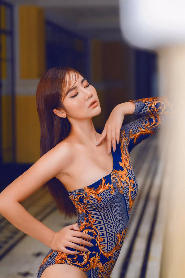 Sau đó Huyền Lizzie được mời làm CEO cho một hãng mỹ phẩm và thu nhập tốt giúp cô mua được nhà cho hai mẹ con. Bà mẹ một con được khen là ngày càng quyến rũ sau khi ly hôn.