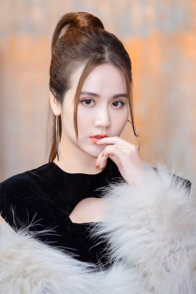 Năm 2019, Huyền Lizzie tiết lộ, cô và chồng hoàn thành thủ tục ly hôn dù đã ly thân từ hai năm trước.