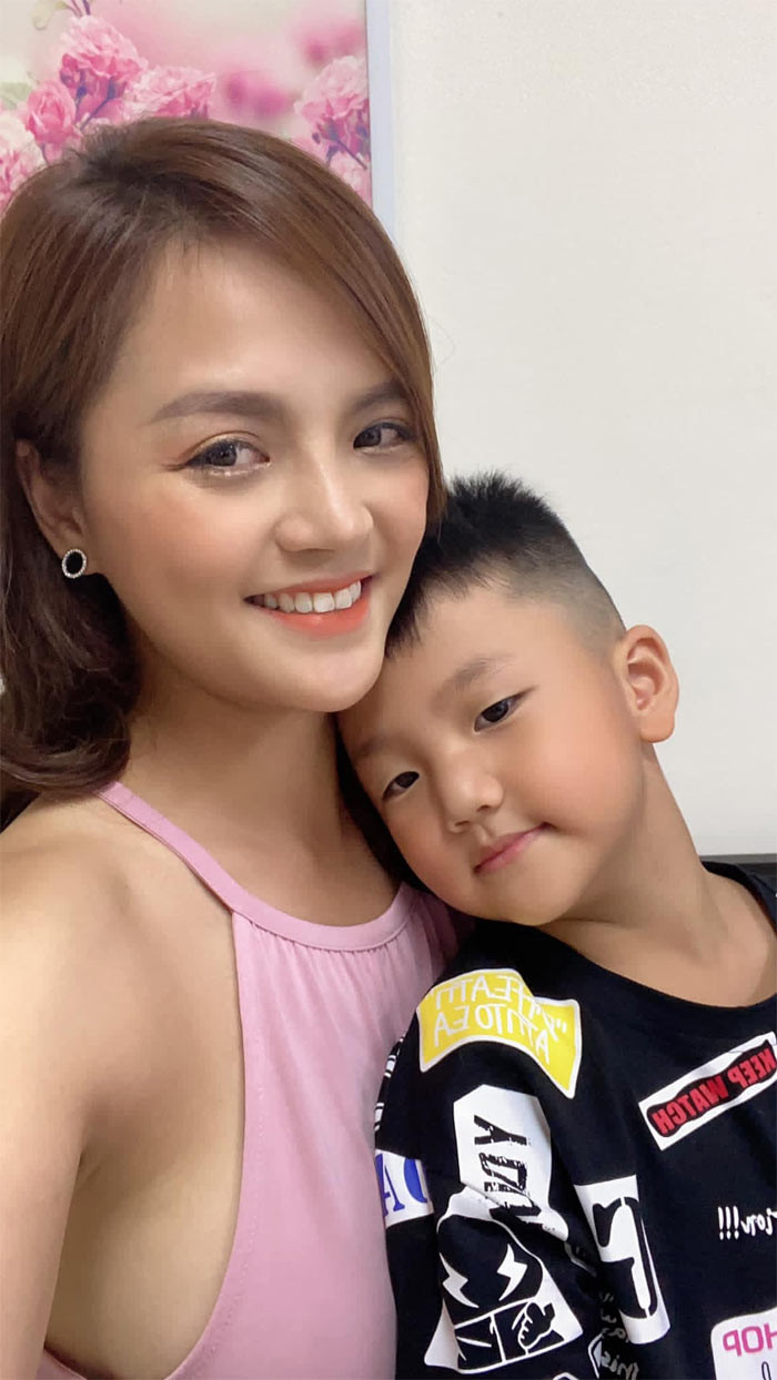 Sau ly hôn, nữ diễn viên "Hương vị tình thân" mất một thời gian chông chênh, suy sụp. Sau đó cô lấy lại thăng bằng, lao vào công việc và chăm sóc con trai.