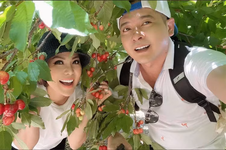 Tháng 6/2021, mạng xã hội lan truyền tin đồn Thắm Bebe bán nhà, gây áp lực với chồng, bỏ bê con cái, quấn quýt Hoàng Anh khiến hôn nhân của vợ chồng cô căng thẳng.