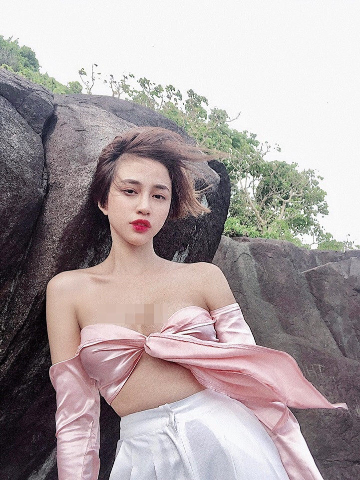 Phiên bản áo buộc vạt tiết kiệm vải giúp người đẹp khoe được thềm ngực căng tràn. Thiết kế này phù hợp để đi biển.