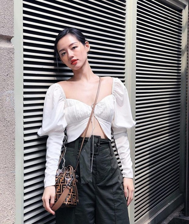 Dù sở hữu vòng 1 khiêm tốn nhưng với thiết kế áo trắng crop top tay bồng buộc dây ở giữa ngực, người mẫu Khánh Linh "The Face" vẫn khoe được vẻ đẹp gợi cảm hết nấc.