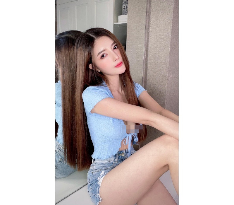 Cựu hot girl Lilly Luta, tình tin đồn một thời của nam ca sĩ Bùi Anh Tuấn luôn khéo léo phô diễn triệt để lợi thế vóc dáng bốc lửa thông qua việc lựa chọn trang phục.