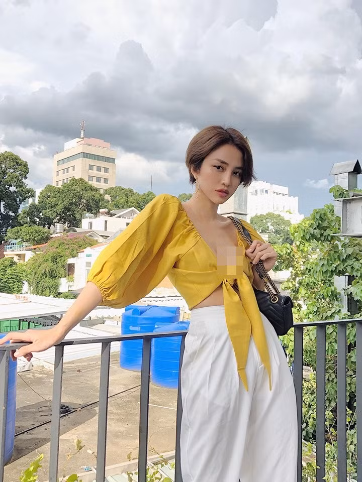 Thiên Nga "The Face" từng lăng xê cho mốt áo buộc vạt trước cũng sexy không kém.