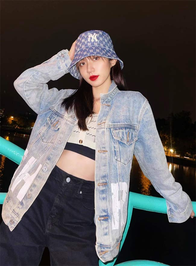 Còn trẻ nên style ngoài đời của Ngọc Huyền - vai cô út Vân Vân rất cool ngầu với áo khoác jeans, quần jeans ống rộng, mũ MLB.