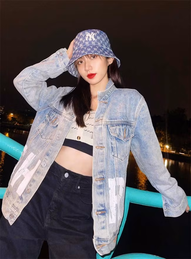 Còn trẻ nên style ngoài đời của Ngọc Huyền - vai cô út Vân Vân rất cool ngầu với áo khoác jeans, quần jeans ống rộng, mũ MLB.