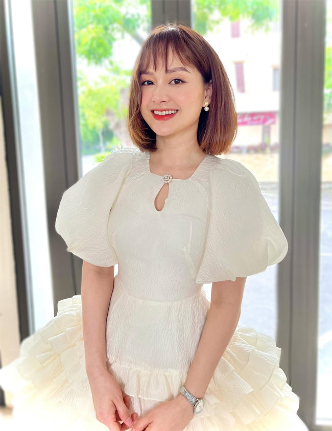 Đi dự sự kiện Lan Phương cũng không quá cầu kỳ mà chọn một chiếc váy bồng, xoè màu trắng.