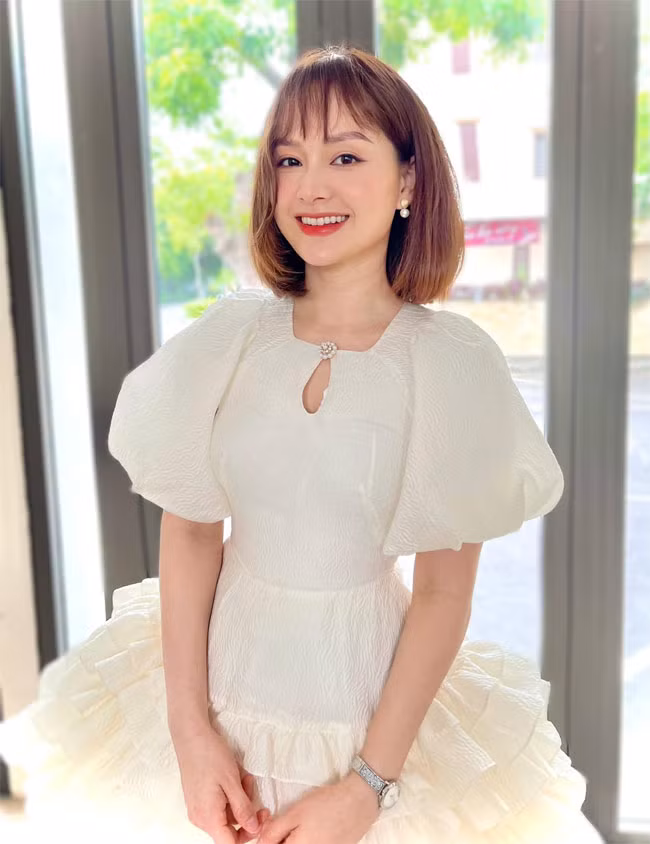 Đi dự sự kiện Lan Phương cũng không quá cầu kỳ mà chọn một chiếc váy bồng, xoè màu trắng.