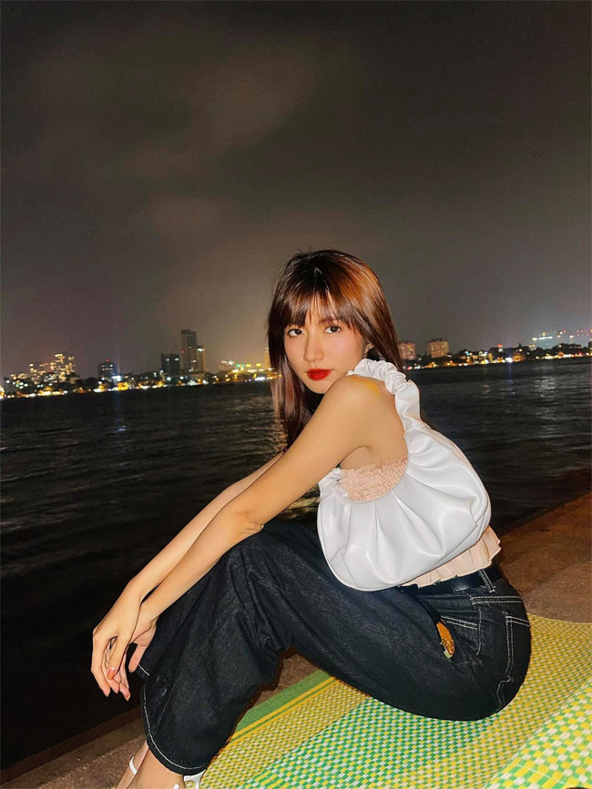 Cũng có khi nữ diễn viên "Thương ngày nắng về" đổi gu sang kiểu đơn giản nhưng quyến rũ với áo quây và quần jeans ống rộng.