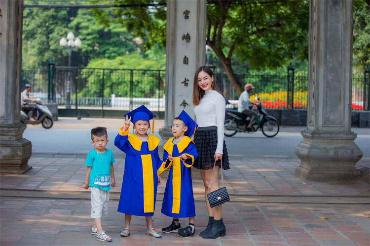 Mặc dù đã 38 tuổi nhưng trông Lan Phương vẫn rất trẻ đẹp khi mặc chân váy ngắn hơi bồng kết hợp với boot cổ thấp.