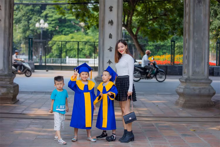 Mặc dù đã 38 tuổi nhưng trông Lan Phương vẫn rất trẻ đẹp khi mặc chân váy ngắn hơi bồng kết hợp với boot cổ thấp.