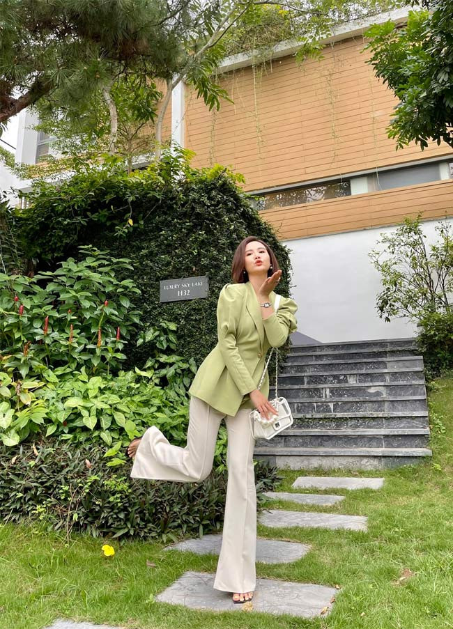 Set đồ quần ống loe kết hợp với áo blazer của Minh Huyền được nhiều người hâm mộ hỏi địa chỉ để mua.
