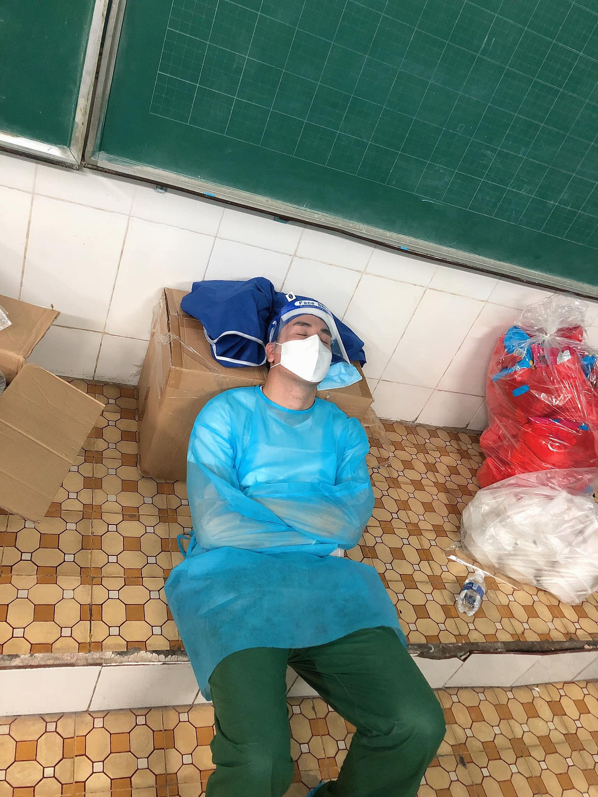 Hình ảnh nam diễn viên Hoàng Phi Kha cùng đoàn tình nguyện và các y bác sĩ ăn uống vội vàng, nghỉ ngơi trong chốc lát, gương mặt hằn rõ sự mệt mỏi khiến ai cũng thương và trân trọng.