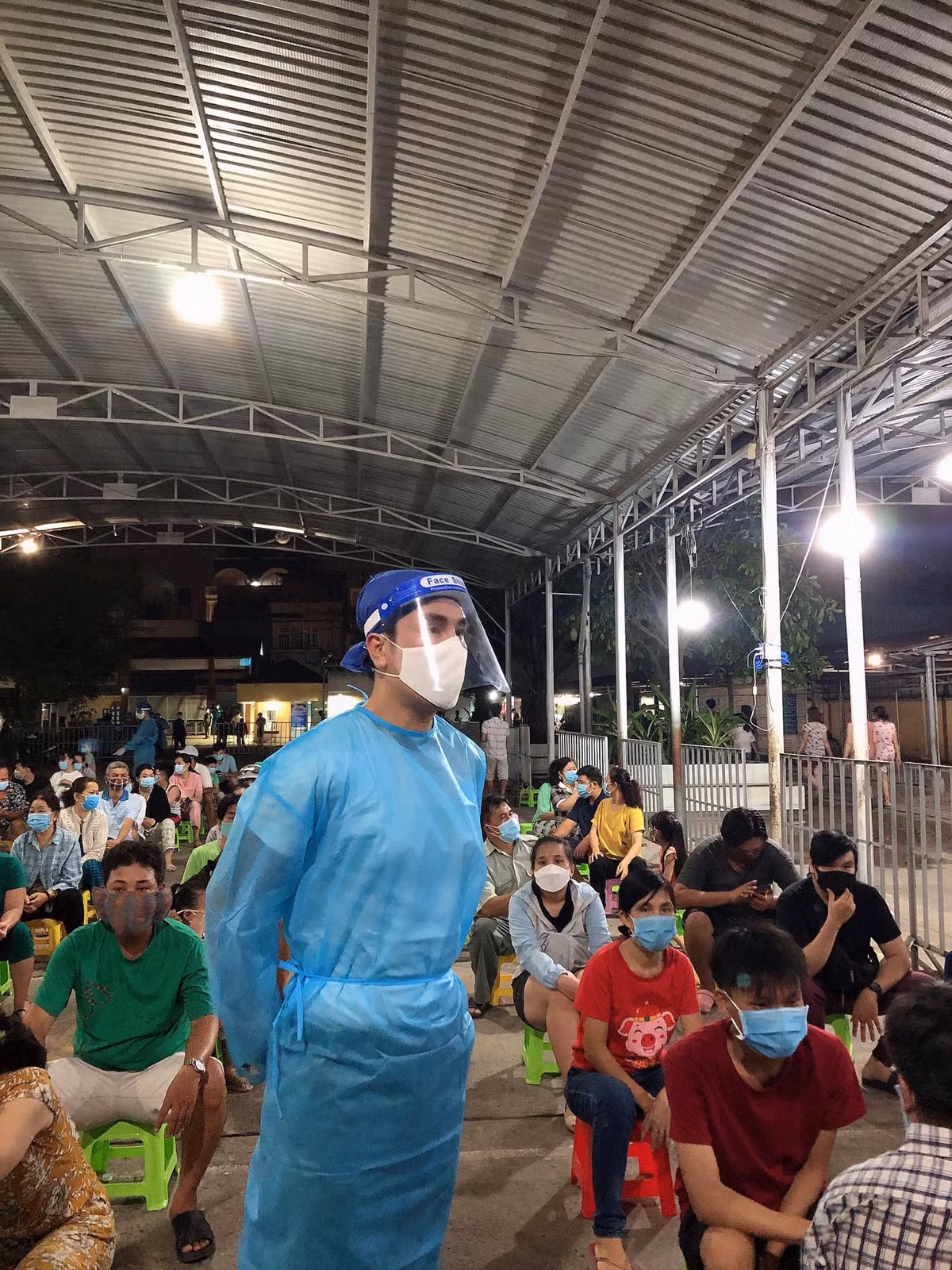 Theo đó, nam diễn viên chia sẻ trên trang cá nhân: "Áp lực lớn nhất không phải là sợ mình bị nhiễm bệnh hay không, mà đó là gia đình. Khi biết tin mình trở thành tình nguyện viên, mẹ mình đã gọi điện vào la mình quá trời. Mẹ bảo người ta thấy nguy hiểm thì né còn mình thì thấy nguy hiểm lại cắm đầu vào. Mình giải thích cả buổi nhưng thấy mẹ vẫn giận. Và mình hiểu mẹ la mình bởi vì mẹ thương mình, chả người mẹ nào trong trường hợp này mà không xót con mình cả. Nhưng mẹ yên tâm, con sẽ tự biết cách bảo vệ bản thân tốt...".