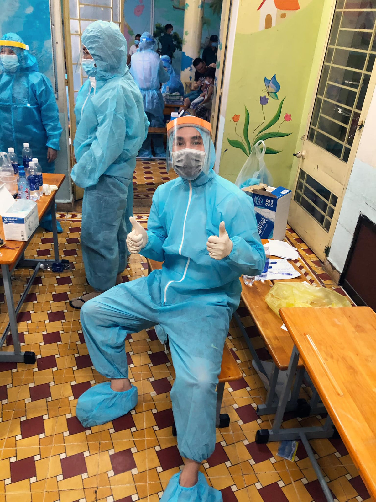 Trong đó, nam diễn viên Hoàng Phi Kha thu hút sự chú ý với câu chuyện đi làm tình nguyện viên ở tâm dịch của mình.