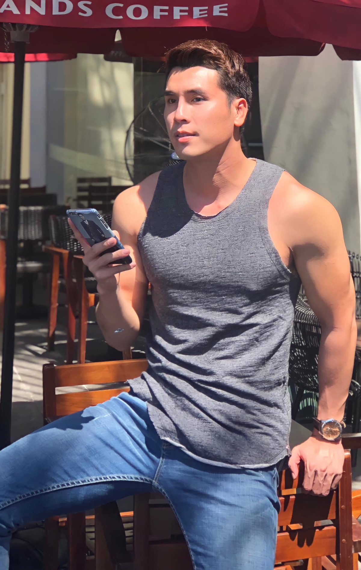 Hoàng Phi Kha sở hữu vẻ ngoài nam tính.