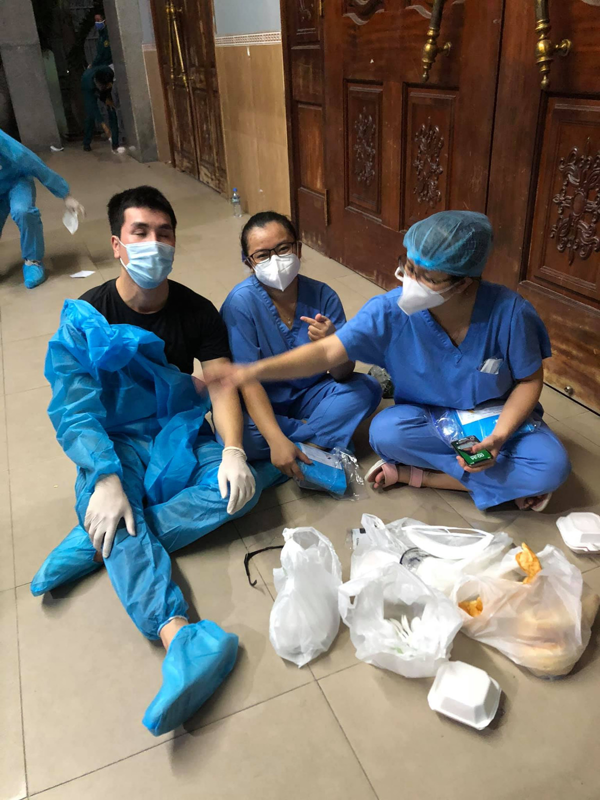 Phi Kha khó thở trong bộ đồ bảo hộ.