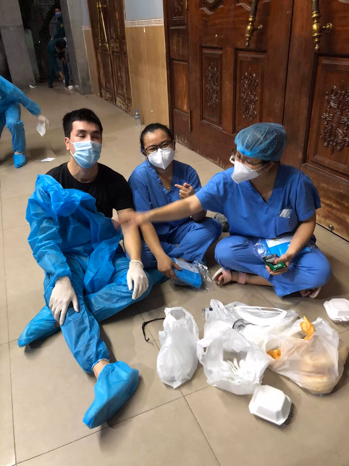 Phi Kha khó thở trong bộ đồ bảo hộ.