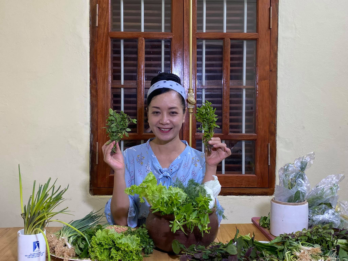 Ở nhà trong thời gian Hà Nội giãn cách vì COVID-19, NSƯT Chiều Xuân quyết định "bắt trend" lập kênh Youtube riêng để chia sẻ chuyện nấu nướng và những mẹo vặt làm bếp...