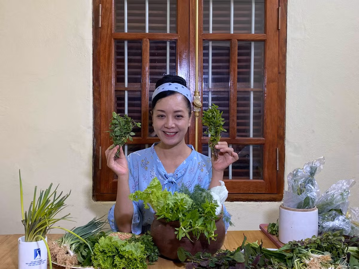 Ở nhà trong thời gian Hà Nội giãn cách vì COVID-19, NSƯT Chiều Xuân quyết định "bắt trend" lập kênh Youtube riêng để chia sẻ chuyện nấu nướng và những mẹo vặt làm bếp...