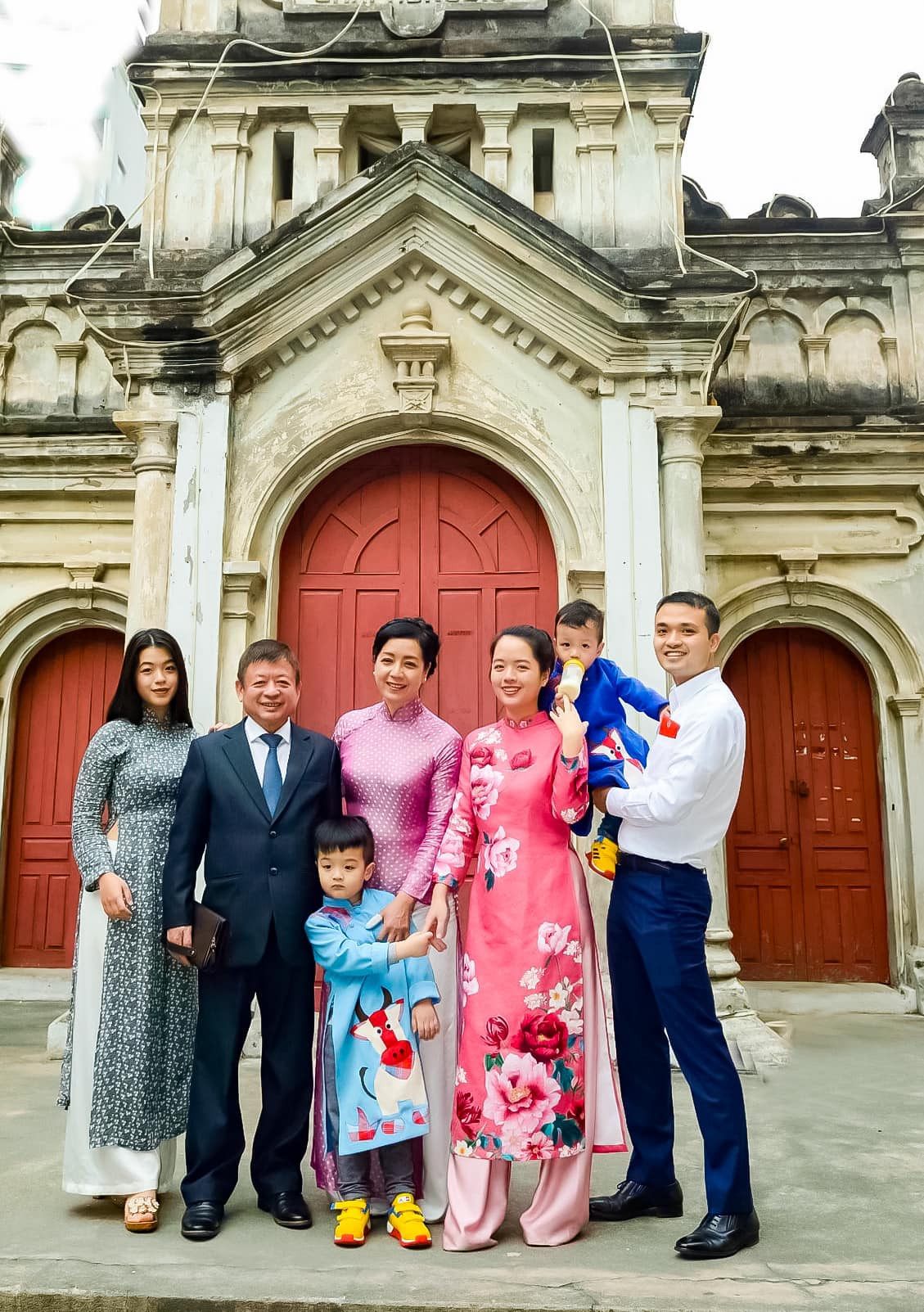 Tổ ấm hạnh phúc của vợ chồng nghệ sĩ Chiều Xuân - Đỗ Hồng Quân bên các con và cháu ngoại.