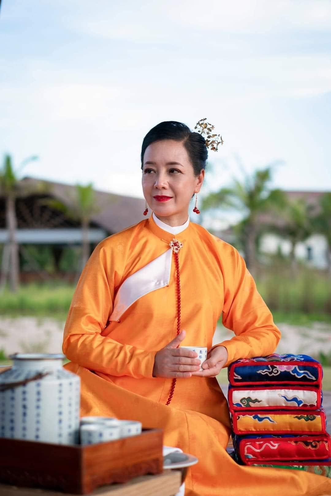 "Người ta chỉ già cỗi khi tâm hồn già cỗi, còn khi người ta luôn phấn đấu, hứng khởi với cuộc sống thì ta trẻ mãi, phải không các bác nhỉ", nữ nghệ sĩ U60 bày tỏ.