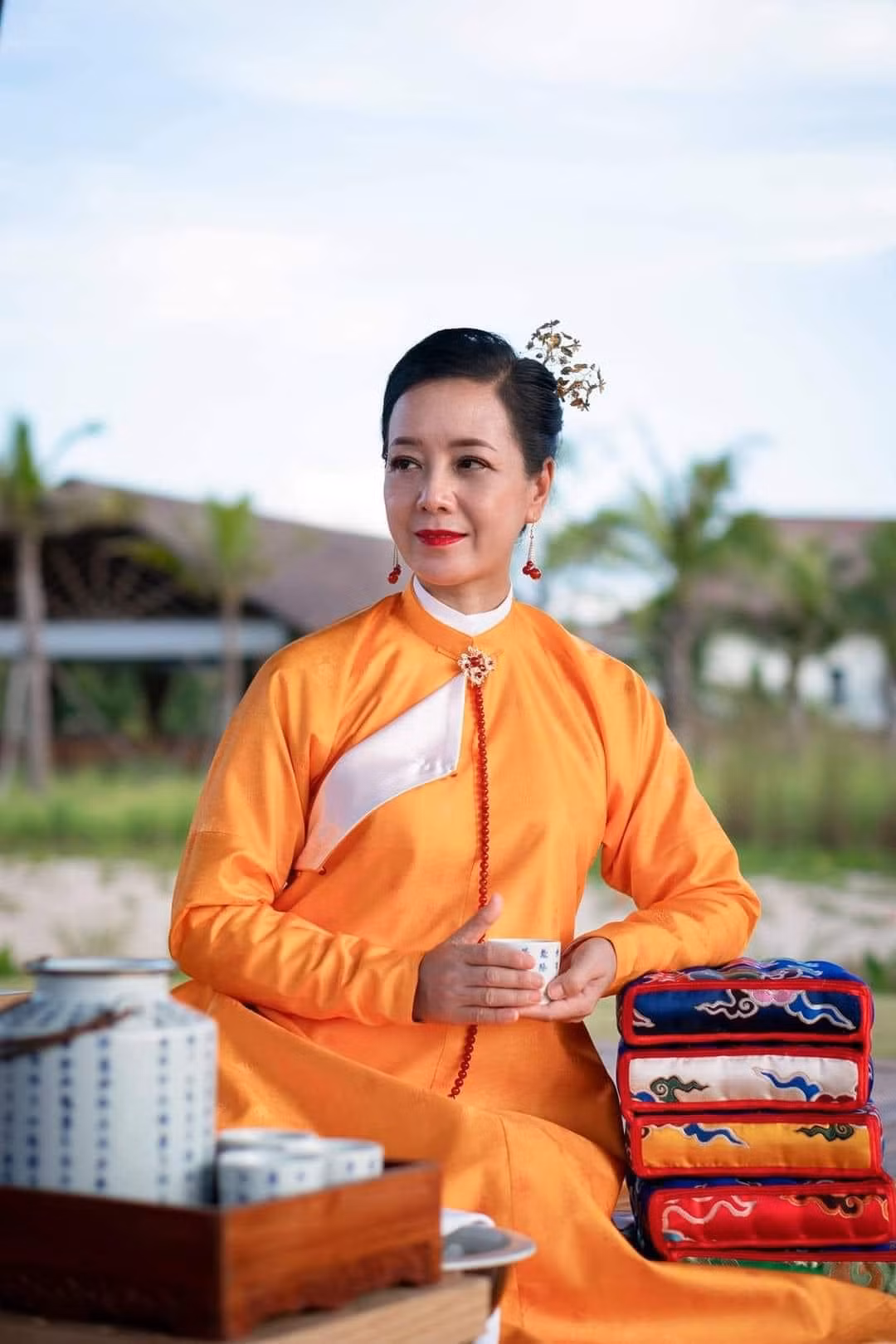 "Người ta chỉ già cỗi khi tâm hồn già cỗi, còn khi người ta luôn phấn đấu, hứng khởi với cuộc sống thì ta trẻ mãi, phải không các bác nhỉ", nữ nghệ sĩ U60 bày tỏ.