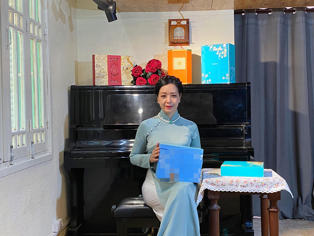 Chia sẻ niềm vui khi "debut" làm vlogger ở tuổi 54, nữ nghệ sĩ viết: "Bà ngoại cháu cũng phấn đấu theo “đám trẻ” bà cháu làm "Vi Lốc", cũng xin đăng ký bật “kiếm tiền” và chỉ trong 3 tuần bà cháu đã được Youtube xét duyệt vì đã đạt được các mức yêu cầu. Bà cháu vui lắm lắm! Xin cảm ơn các bác, anh chị em, các cháu luôn ủng hộ Chiều Xuân!".