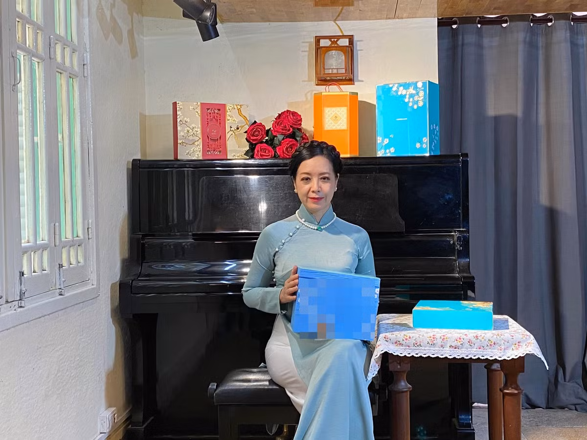 Chia sẻ niềm vui khi "debut" làm vlogger ở tuổi 54, nữ nghệ sĩ viết: "Bà ngoại cháu cũng phấn đấu theo “đám trẻ” bà cháu làm "Vi Lốc", cũng xin đăng ký bật “kiếm tiền” và chỉ trong 3 tuần bà cháu đã được Youtube xét duyệt vì đã đạt được các mức yêu cầu. Bà cháu vui lắm lắm! Xin cảm ơn các bác, anh chị em, các cháu luôn ủng hộ Chiều Xuân!".